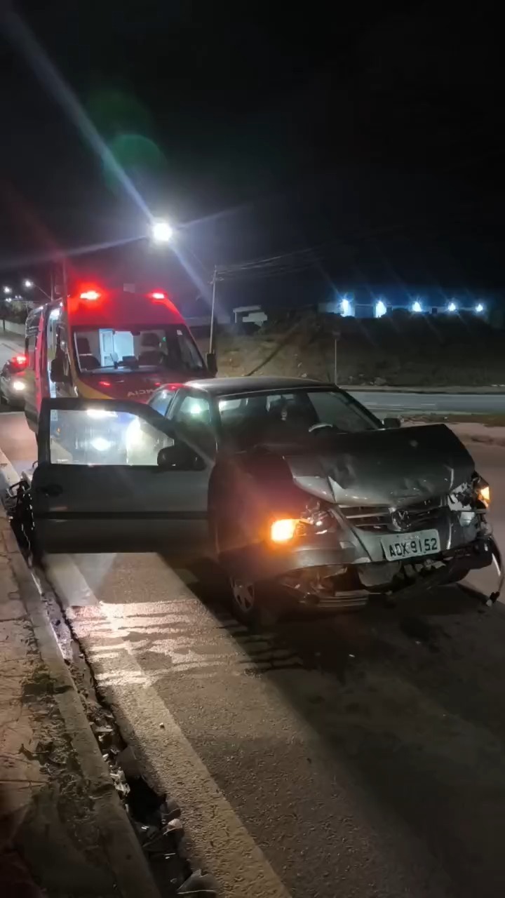 Colisão entre dois veículos na Av dos Pinheirais deixa uma mulher ferida.