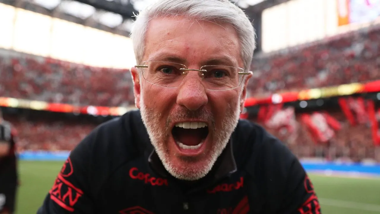 Odair Hellmann comanda o Athletico Paranaense
