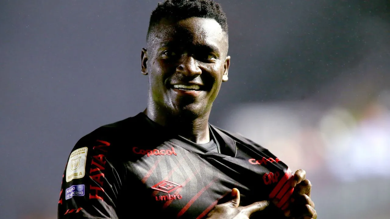 Kevin Viveros comemora gol marcado pelo Athletico