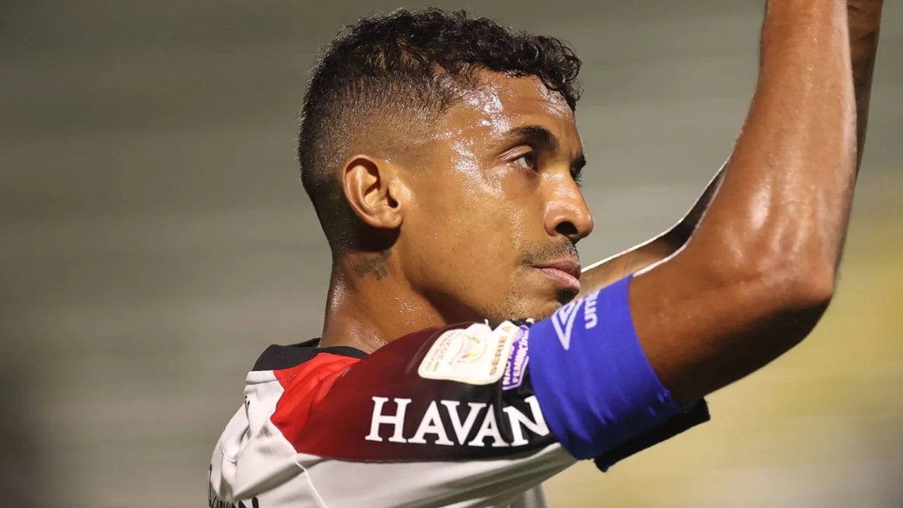 Luiz Gustavo comemora gol pelo Athletico