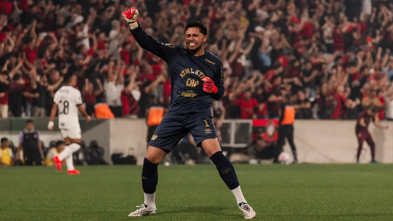 Goleiro Mycael comemorando jogada pelo Athletico