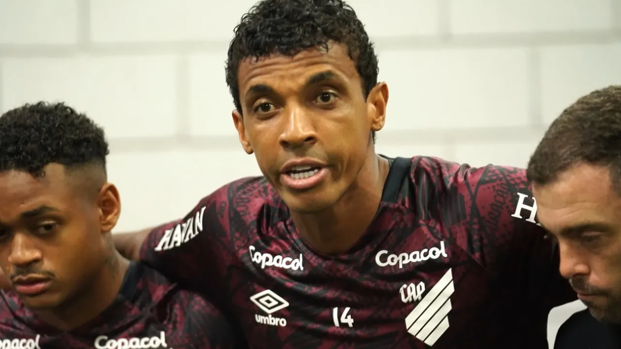 Luiz Gustavo em momento de concentração no vestiário do Athletico