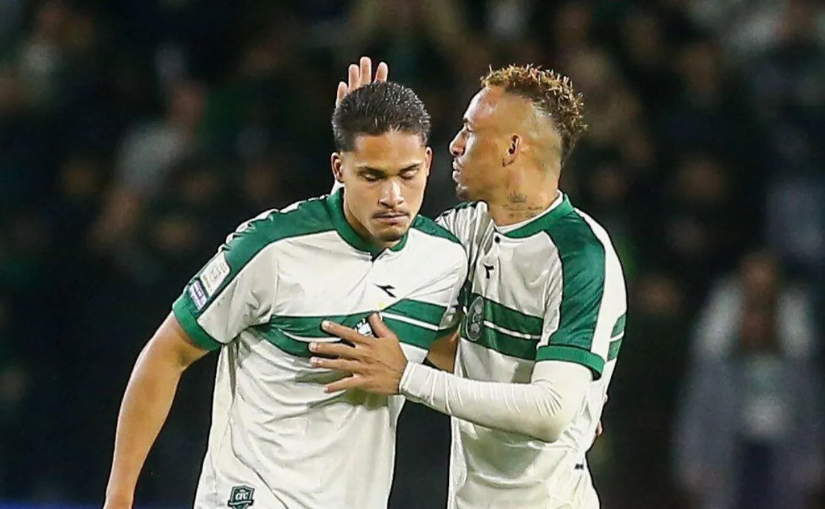 O atacante Paulo Roberto comemora o primeiro gol pelo time profissional do Coritiba, marcado na derrota por 3 a 1 para o Palmeiras, no Couto Pereira.