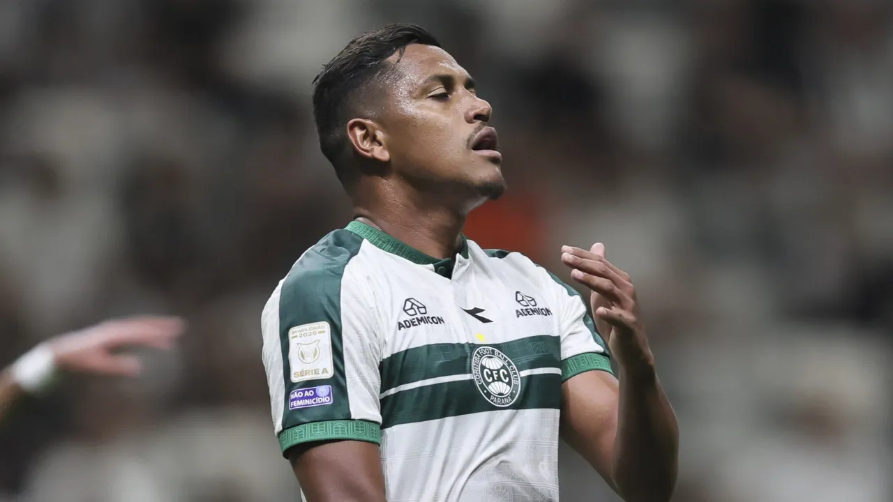 Atleta do Coritiba em lance de partida pelo Campeonato Brasileiro