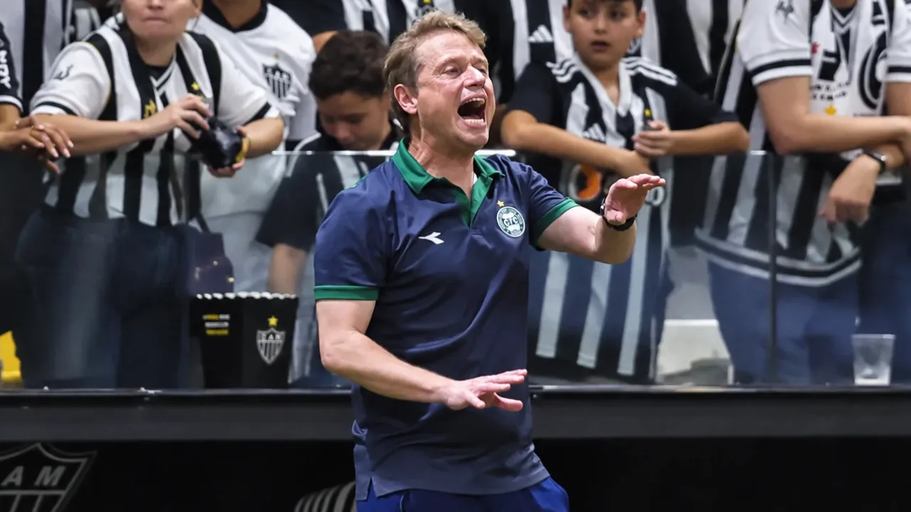 Seabra orienta o Coxa no revés para o Galo.
